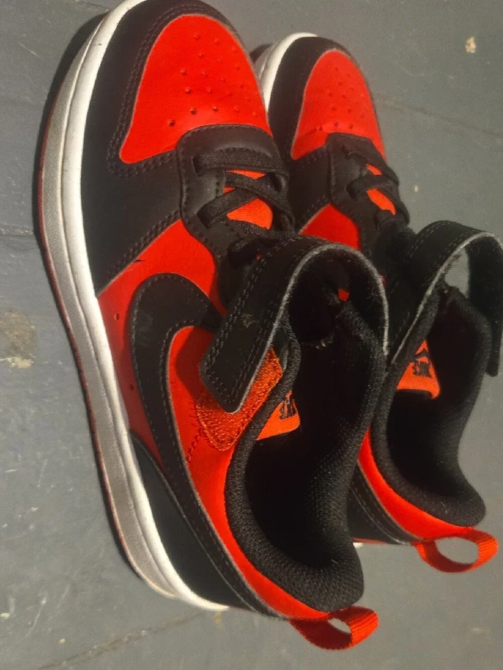 Nike Kids Red and Black Low-Top Sneakers